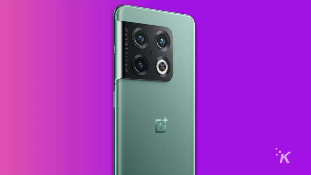 oneplus 10 pro de couleur verte sur fond violet