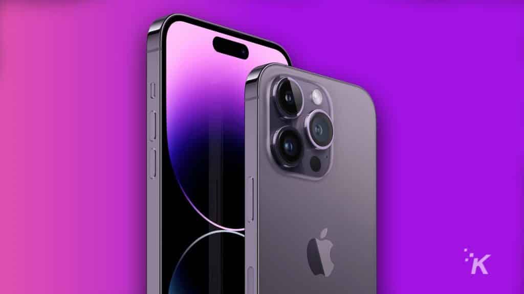 iPhone 14 în ambele dimensiuni pe fundal violet