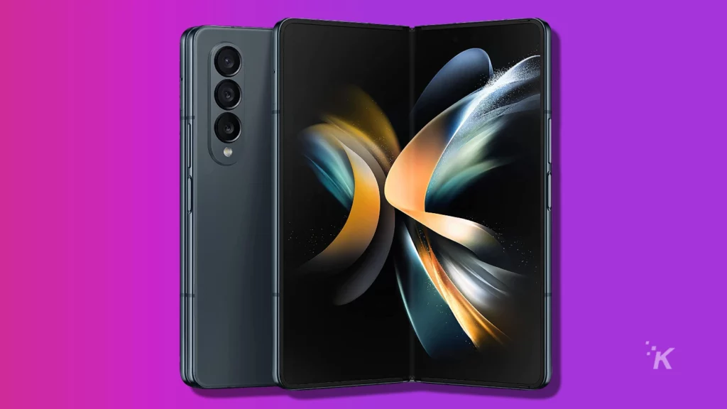 galaxy z fold 4 sur fond violet