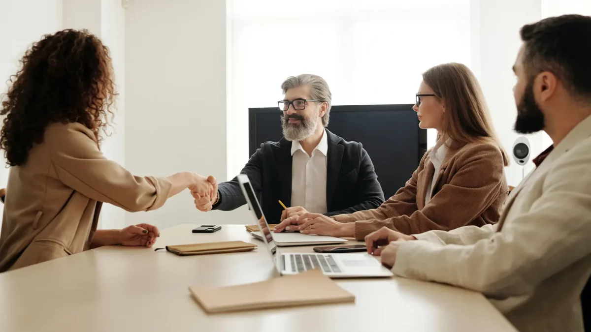 estrechar la mano de una nueva entrevista de reunión de empleados contratados