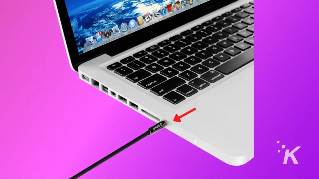 macbook montrant un câble auxiliaire branché