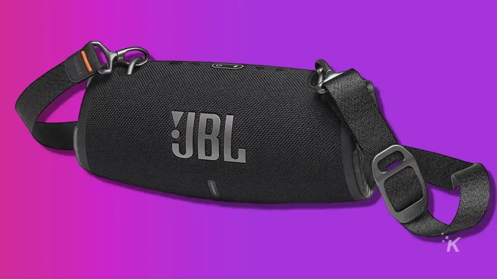 보라색 배경에 jbl xtreme 3 블루투스 스피커