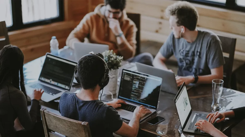 pessoas na frente do treinamento de computadores