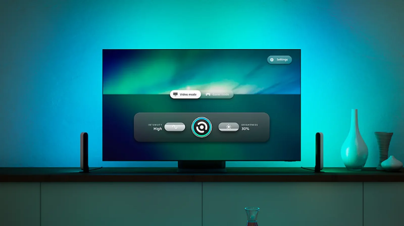 تطبيق Philips hue new sync tv على تلفزيون سامسونج مع أضواء زرقاء متوهجة خلفه