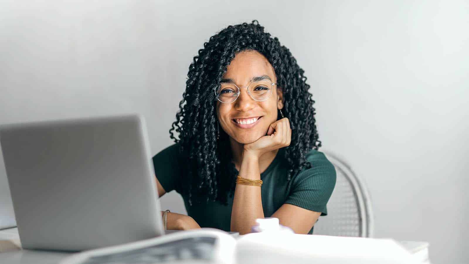 étudiant devant un ordinateur portable.