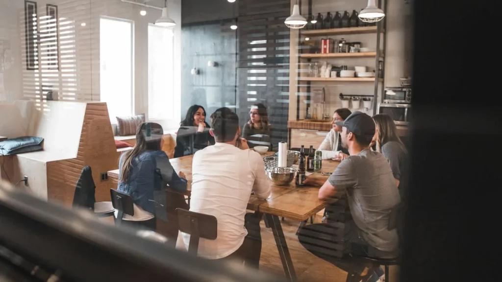 Réunion du personnel dans un bureau