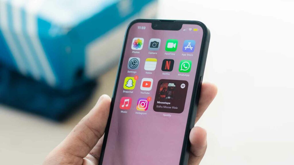 iphone 13 في متناول اليد