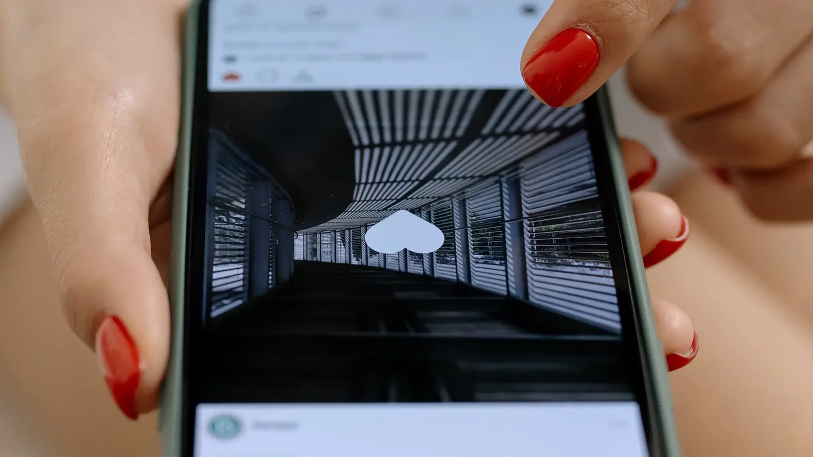 Persona haciendo clic en me gusta en el teléfono