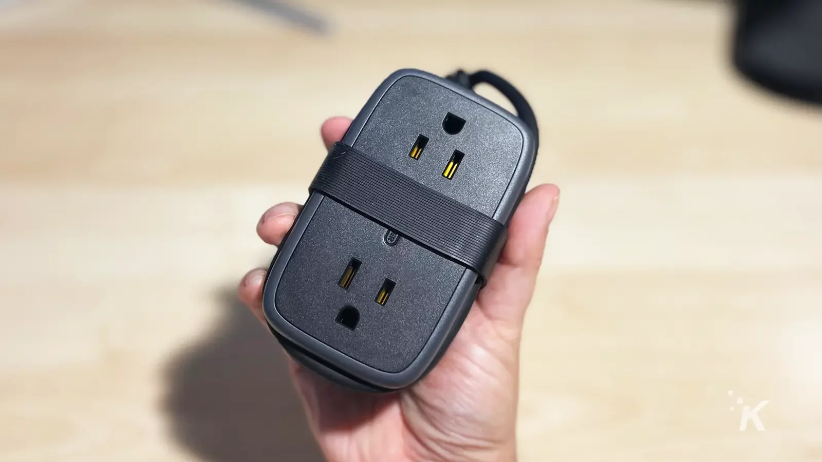 Ntonpower Pocket Power Strip in der Hand