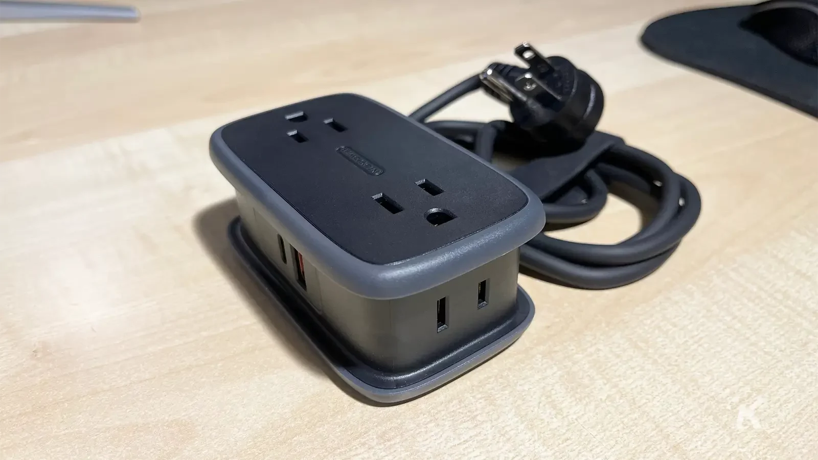 Ntonpower Pocket Power Strip di atas meja