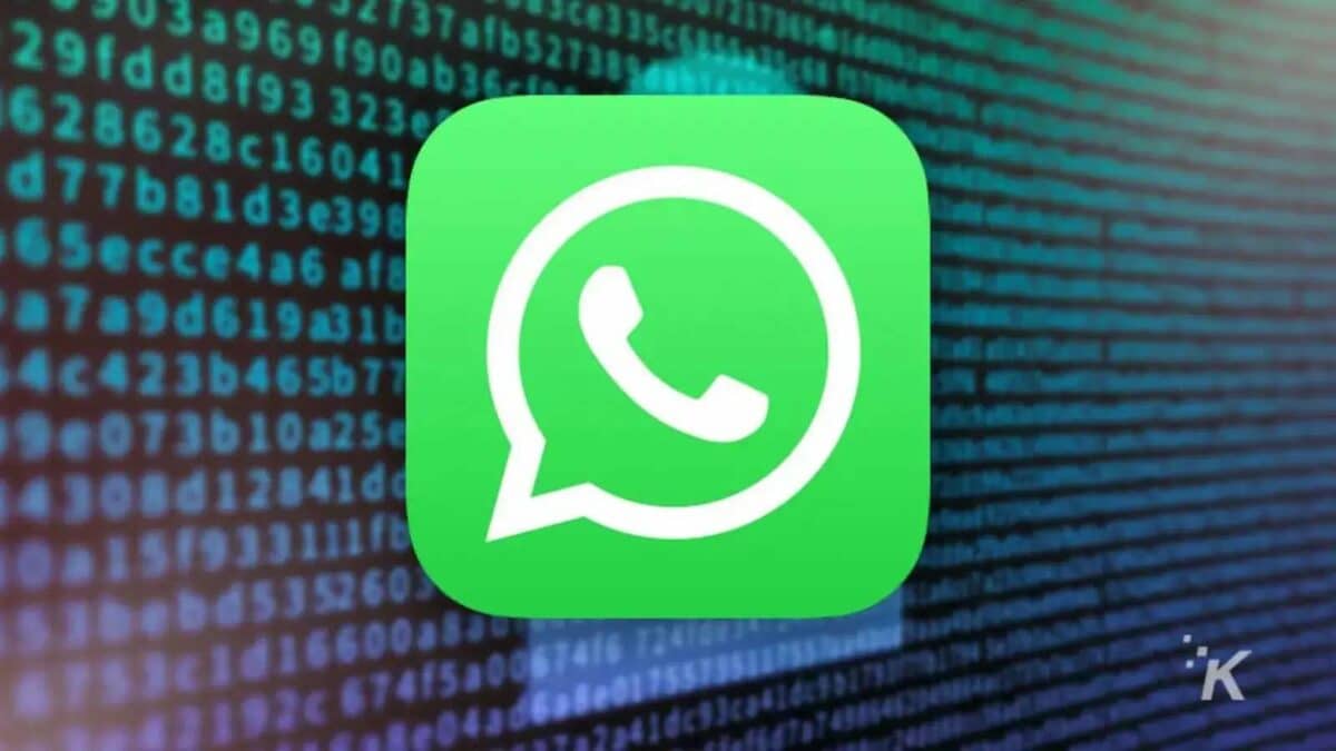 logotipo de whatsapp en el fondo encriptado