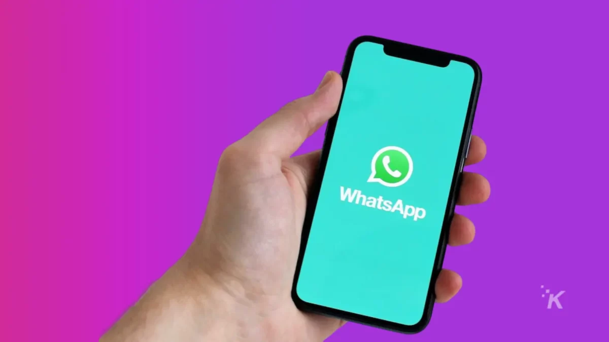 WhatsApp-Telefon in der Hand