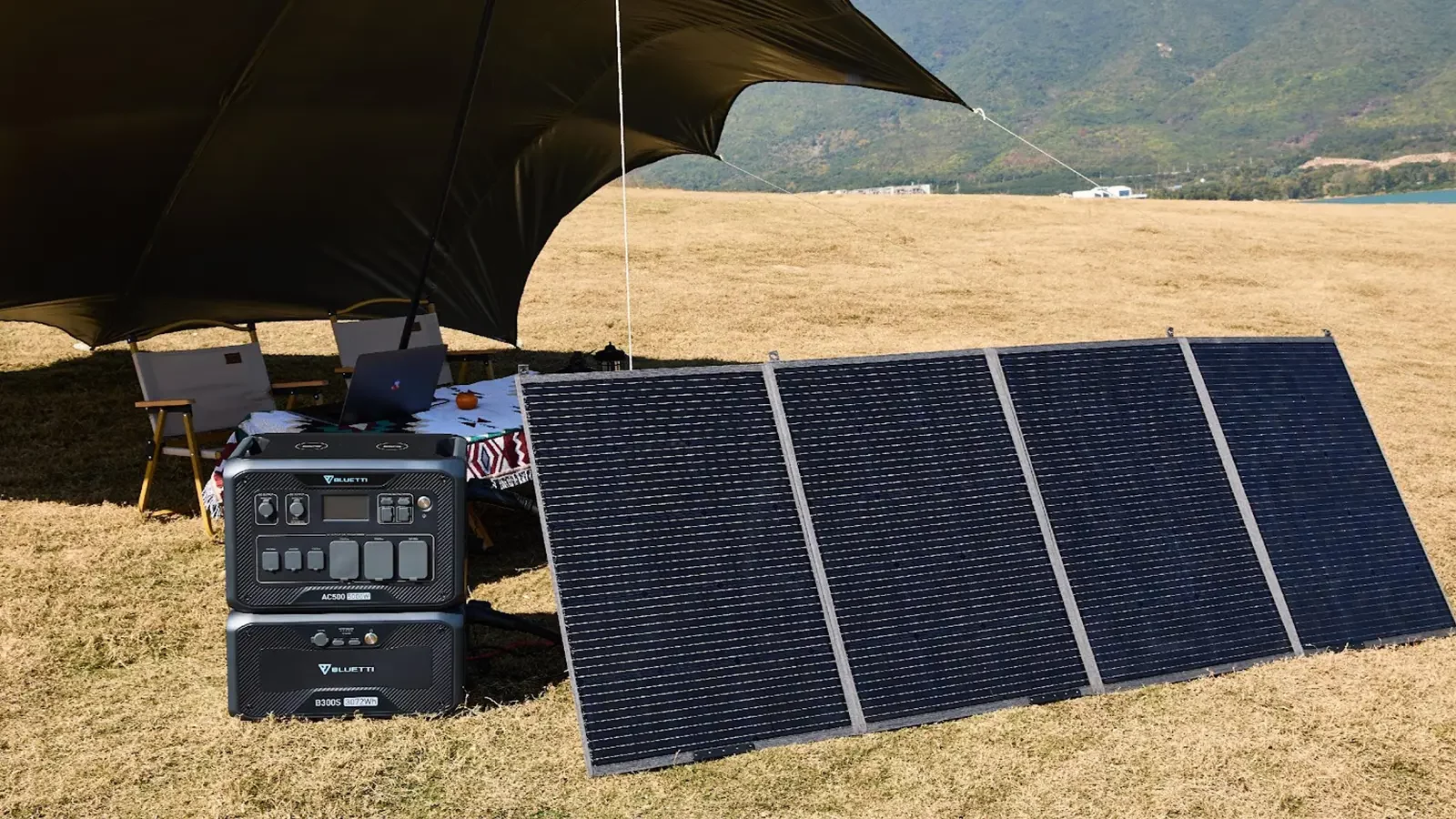 Solarpanel im Freien auf einem Feld aufgestellt