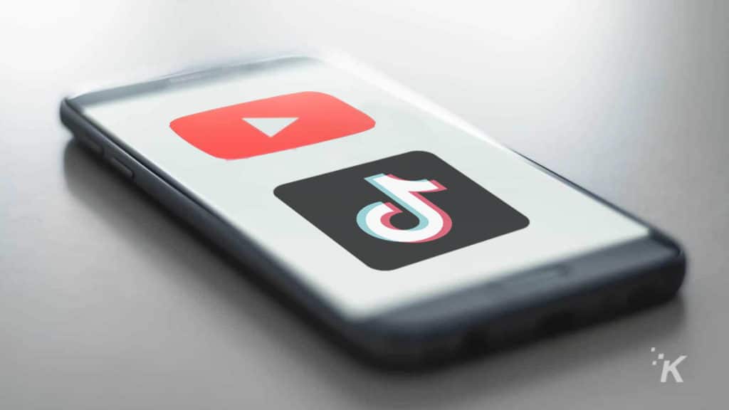 logos youtube et tiktok sur téléphone