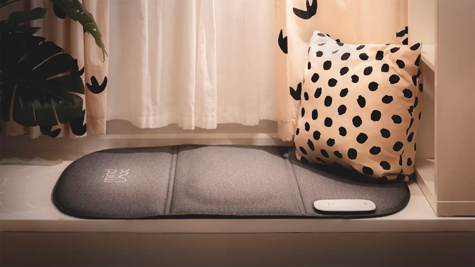 Almohadilla para dormir en el piso con una almohada