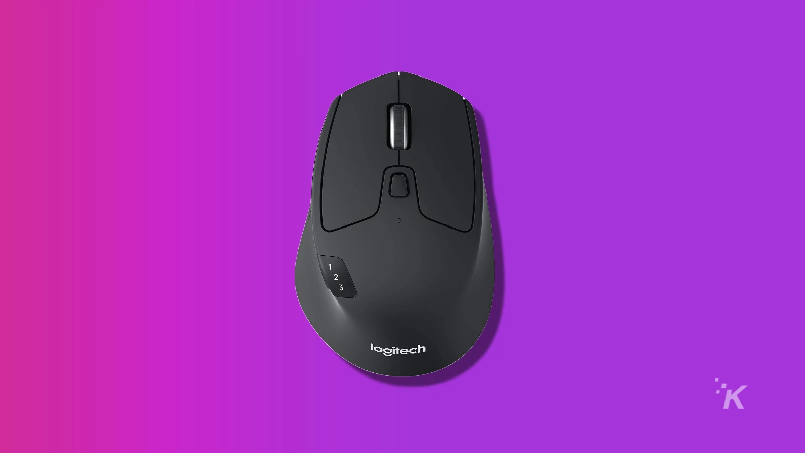Logitech m720-Maus auf violettem Hintergrund