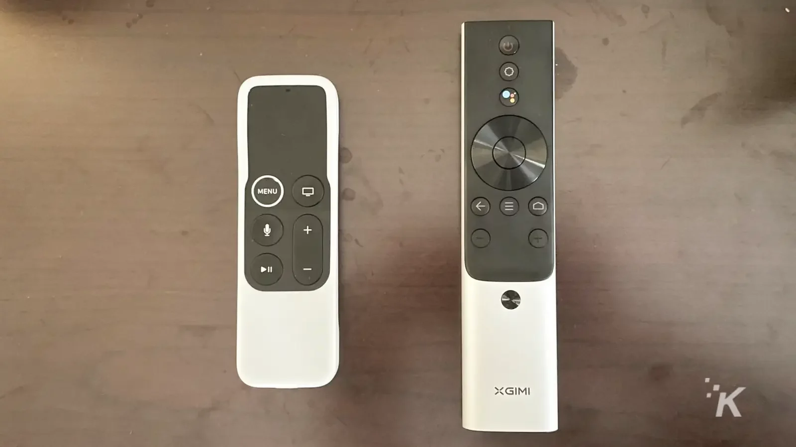 control remoto de apple tv en la mesa