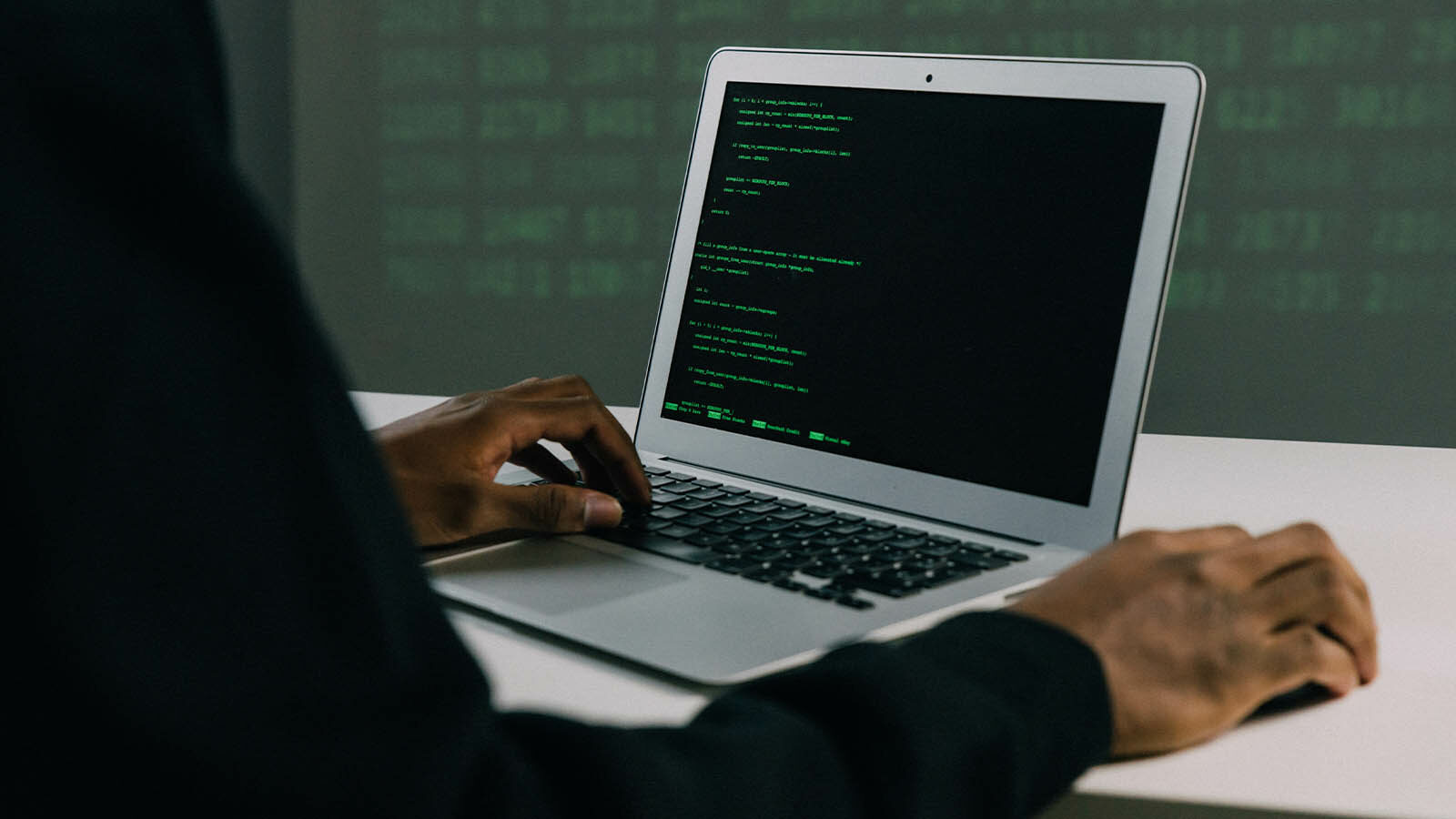 personne tapant sur ordinateur portable cyber sécurité