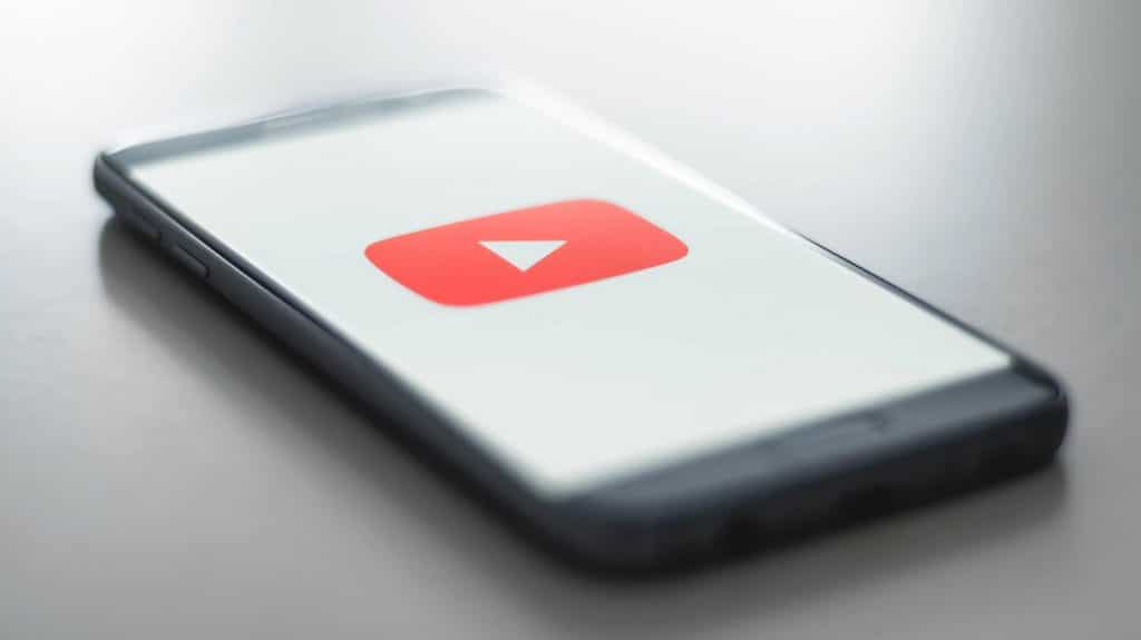 logo youtube sur un téléphone posé sur un bureau