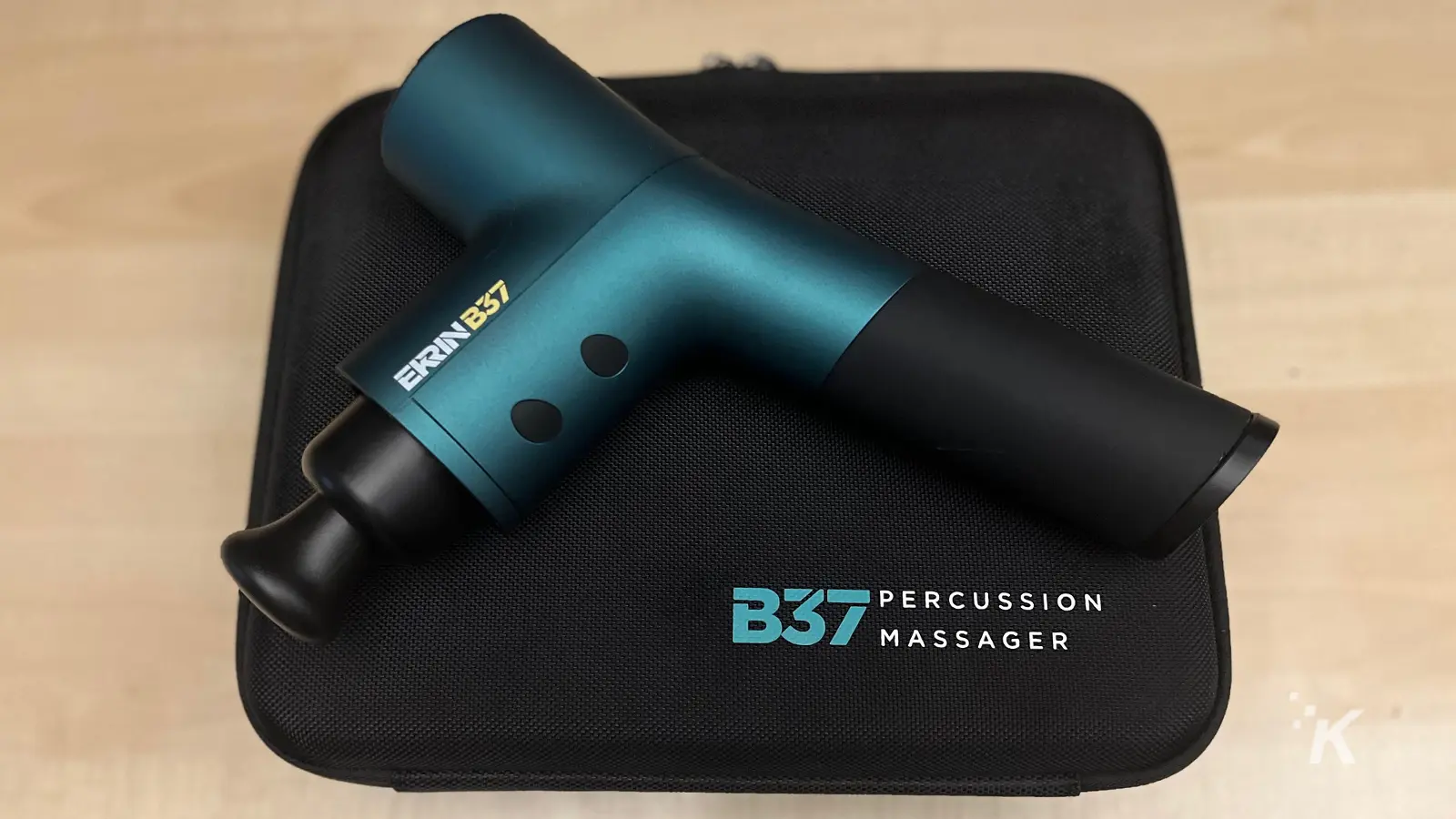 B37 Estojo de massageador de percussão na mesa