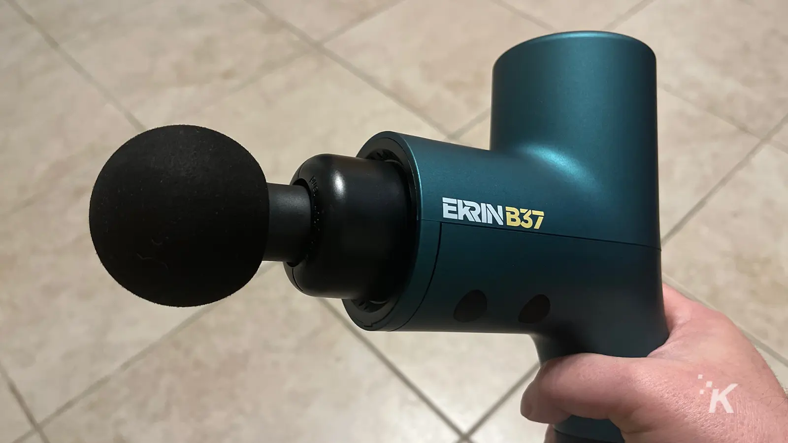 ekrin B37 Massageador de percussão de perto na mão