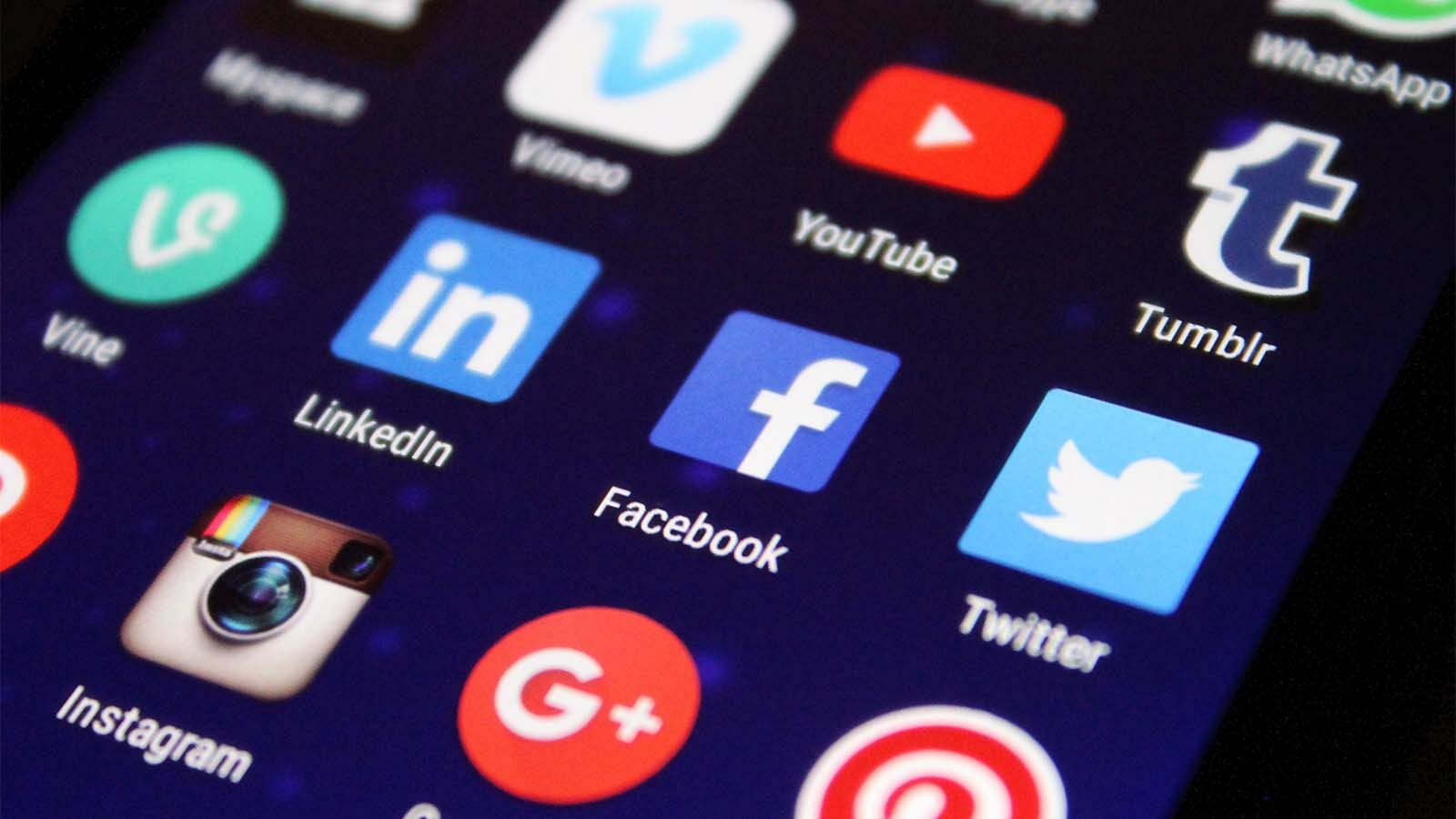 Nahaufnahme von Social-Media-Apps auf dem Telefon