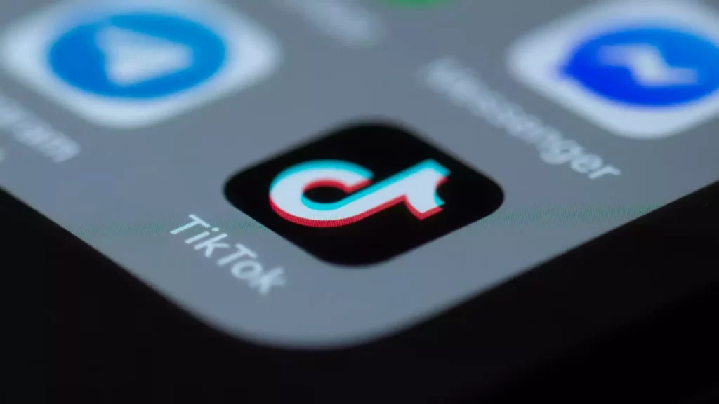 logo aplikasi tiktok di layar ponsel