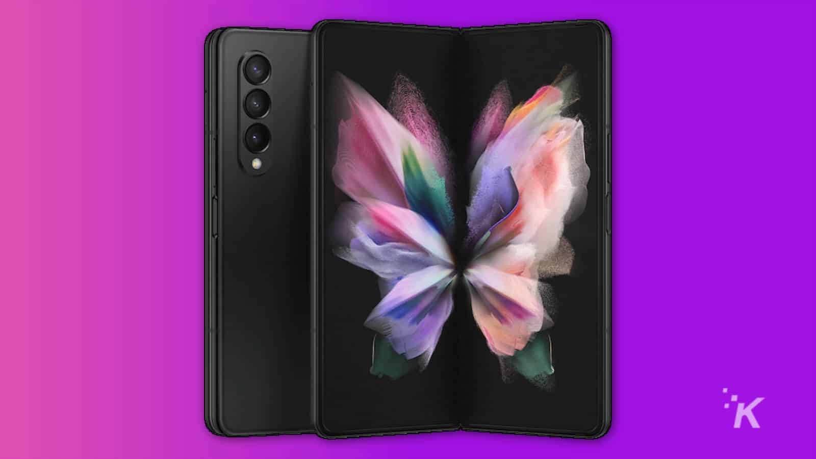 紫色背景中的三星 Galaxy Z Fold 3 手机