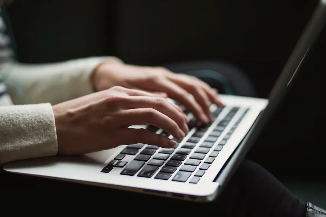 escribiendo en el teclado de la computadora portátil