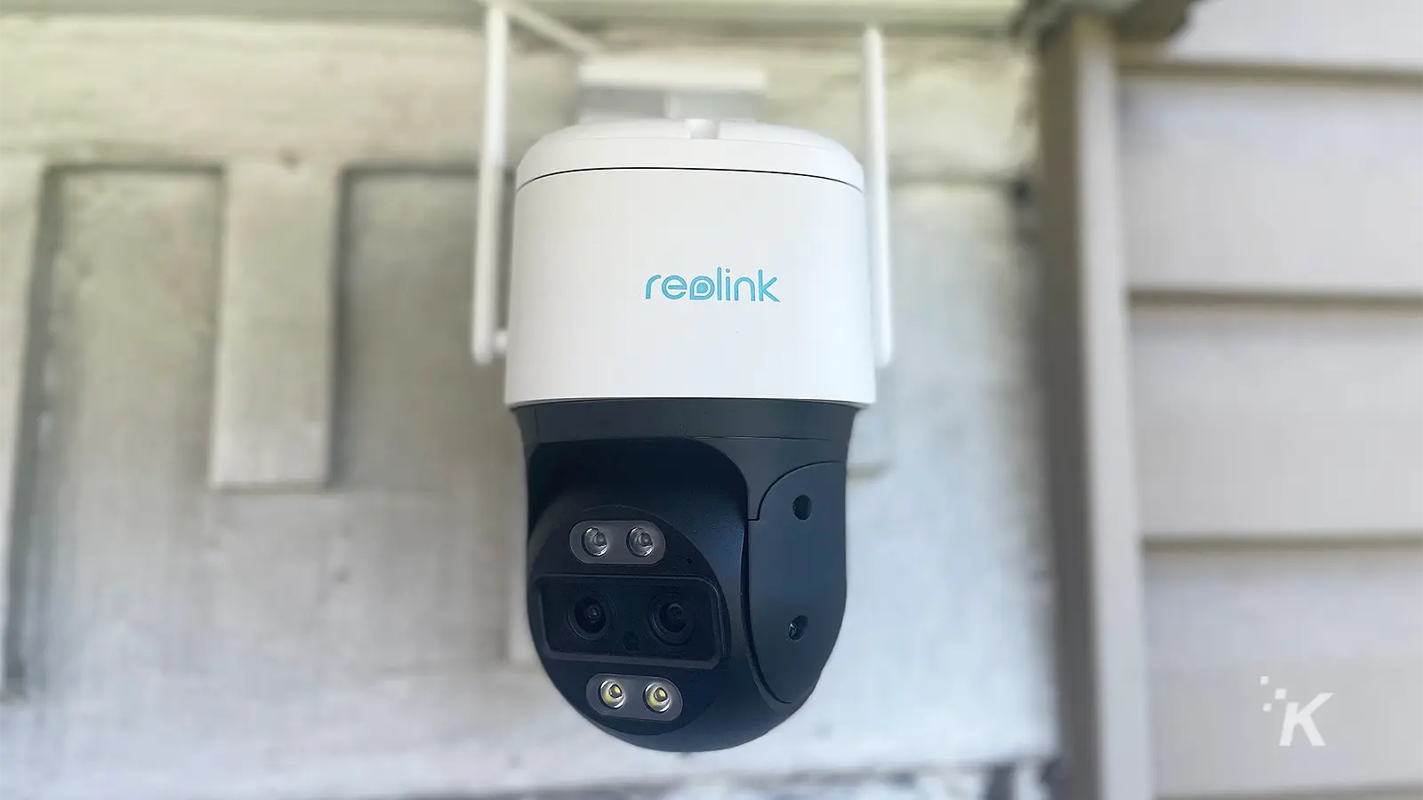 Reolink TrackMix Wifi vista lateral montada na casa