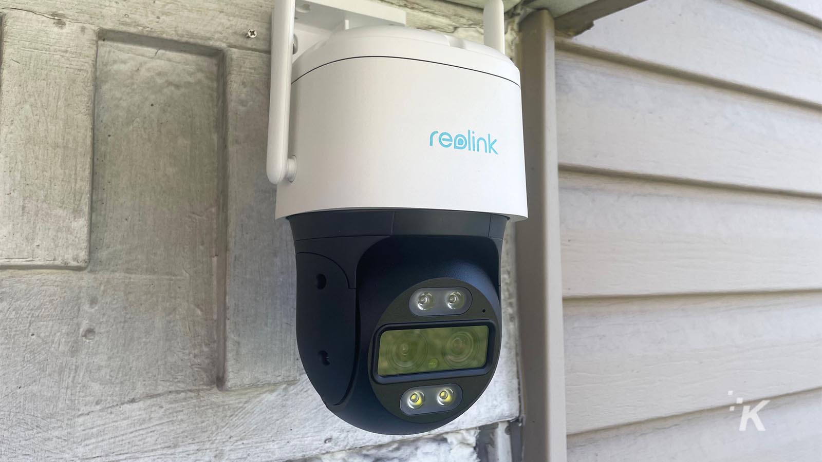 Telecamera Wi-Fi Reolink TrackMix sul lato della casa