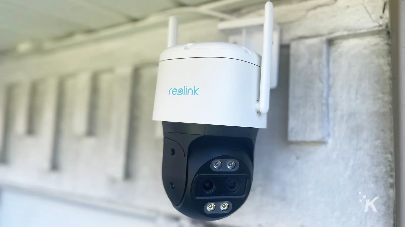 Reolink TrackMix Wifi lato sinistro montato a casa