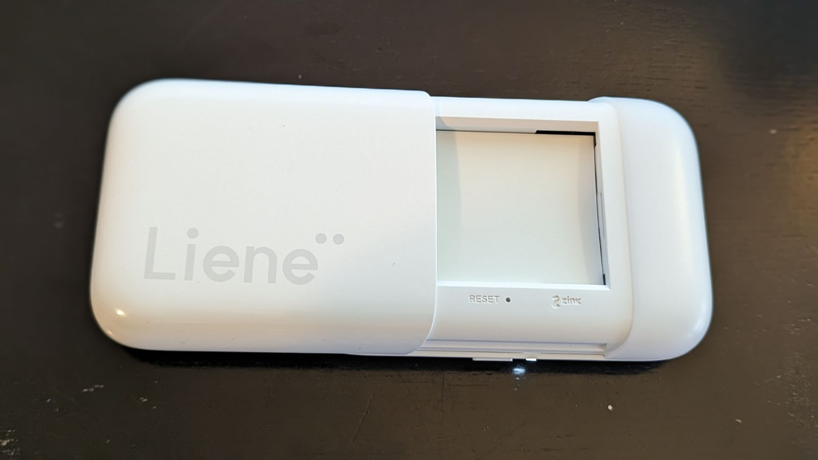 用紙トレイを開いた状態の Liene Photo Printer。