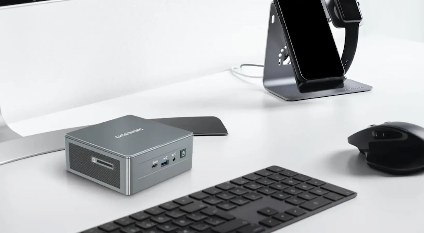 Geekom it11 mini pc sur bureau avec clavier et souris