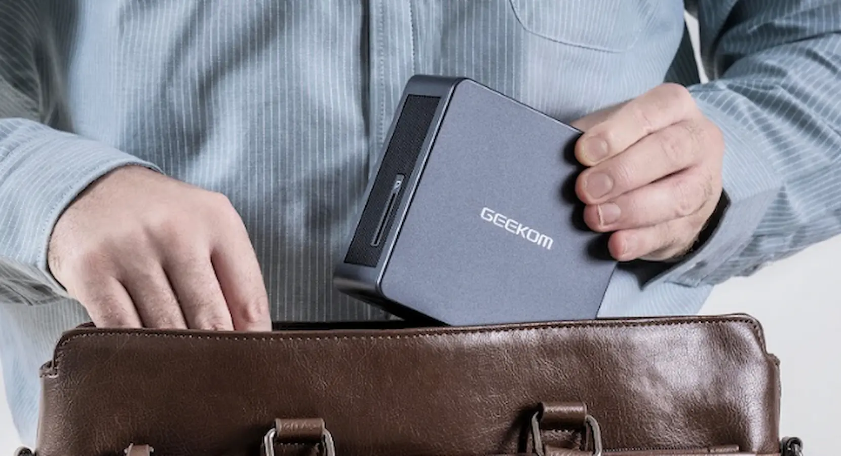 GEEKOM mini IT11 colocado en una bolsa