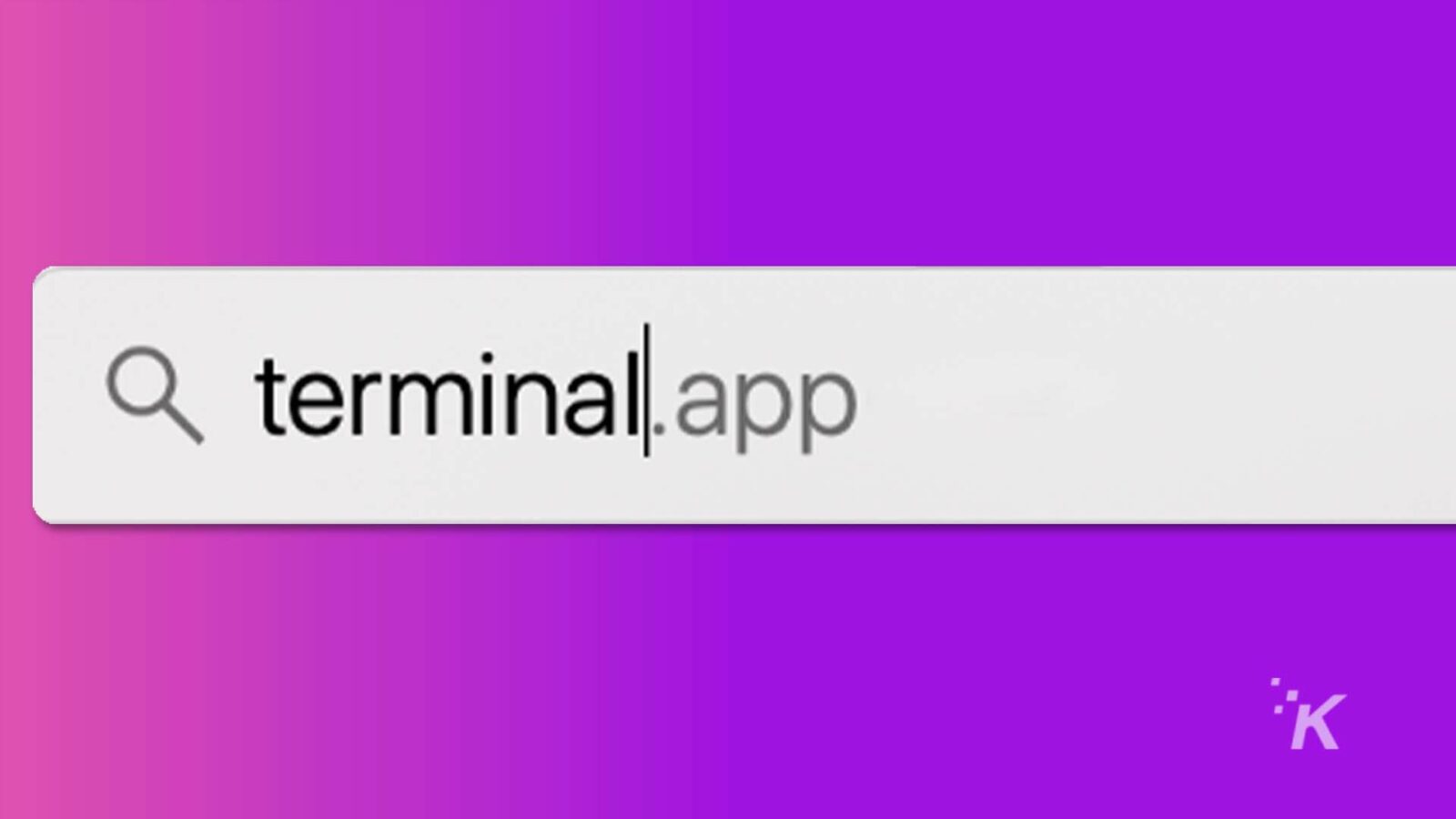 Una persona está usando la aplicación Terminal en una computadora para acceder a la línea de comandos. Texto completo: Q terminal.app