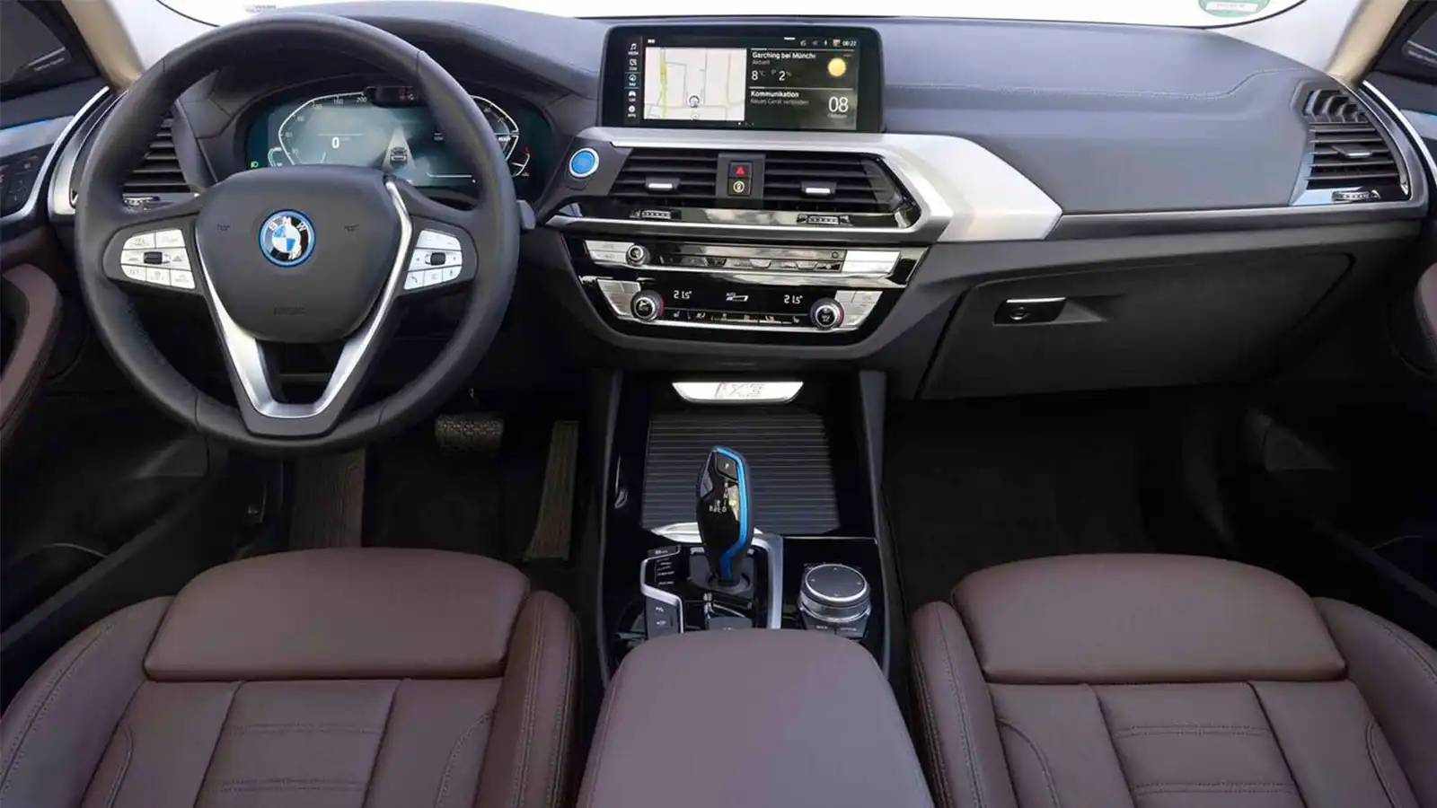 Interior BMW iX3 berwarna hitam dan cokelat