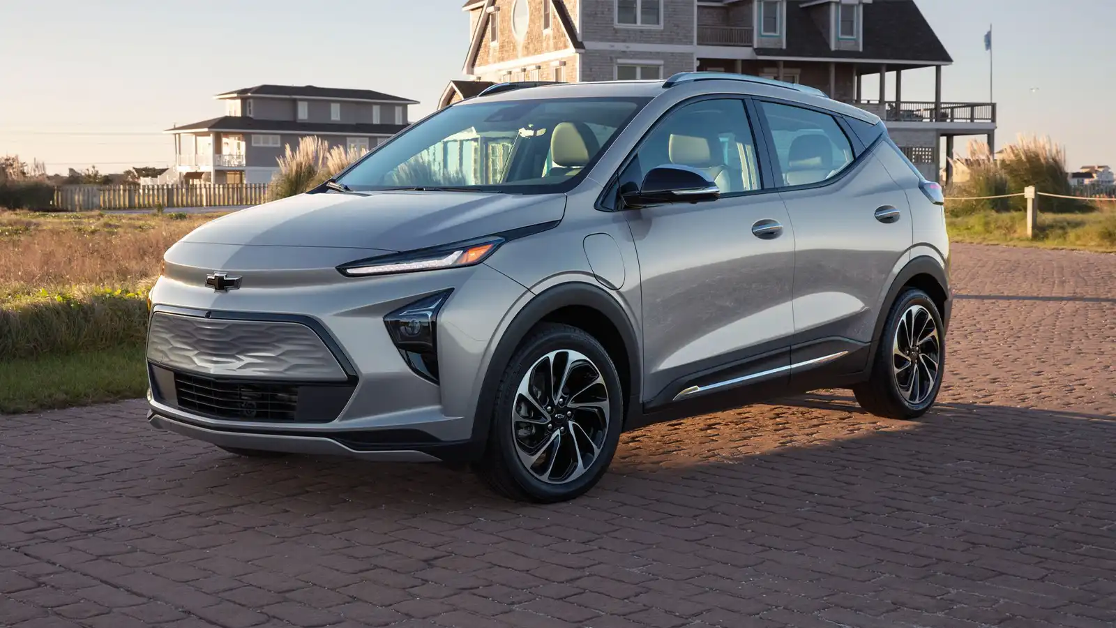 Chevy Bolt sur la route en gris