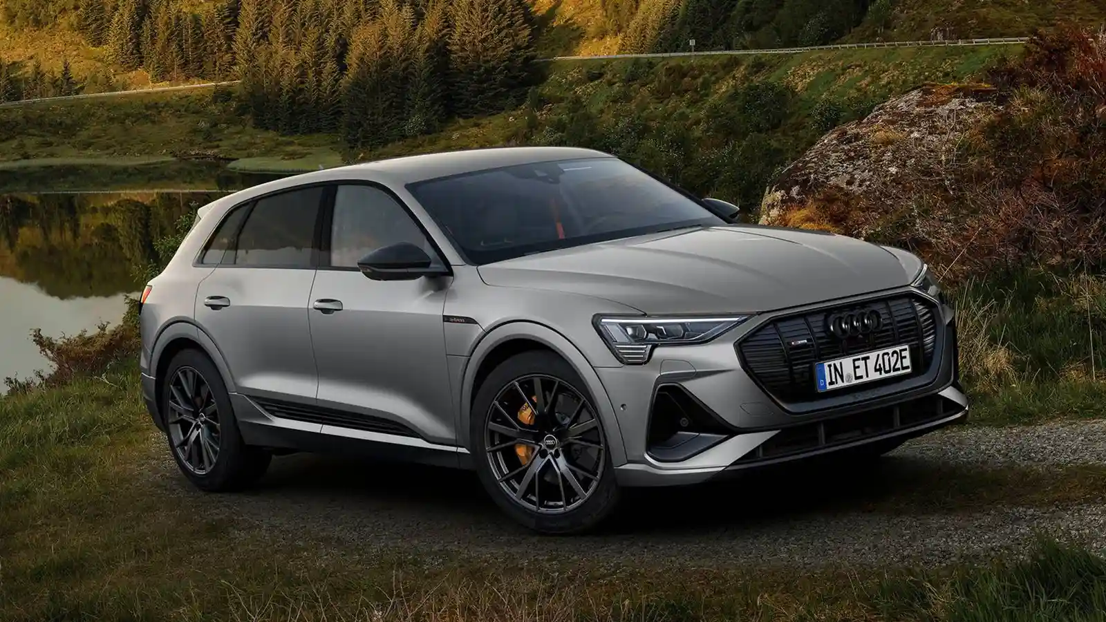 Audi e-Tron su strada in grigio