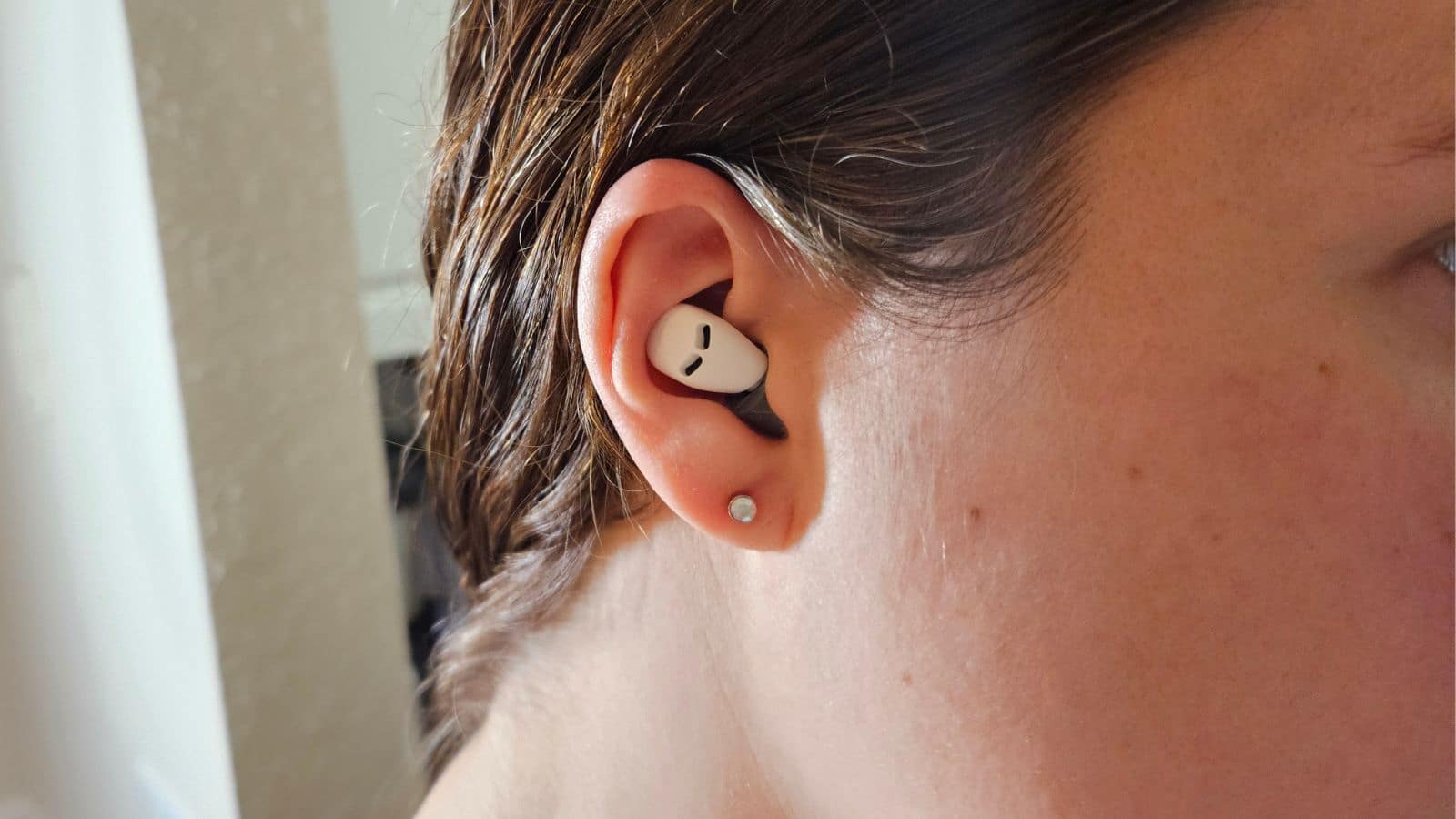 QuietOn 3.1 dans une oreille féminine