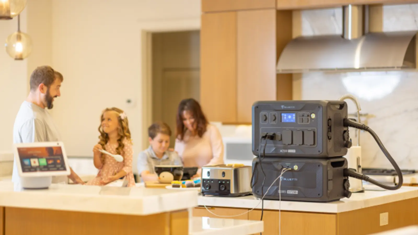 Famille ensemble dans la cuisine à côté d'un accumulateur d'énergie BLUETTI.