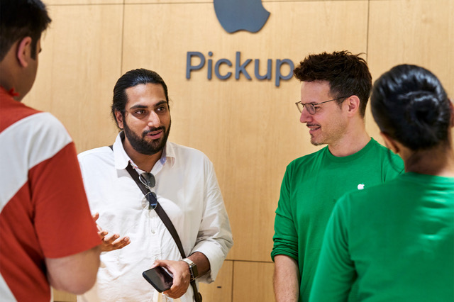 the apple store: a few dollars more? love actually! - apple saket delhi india opening day apple pickup