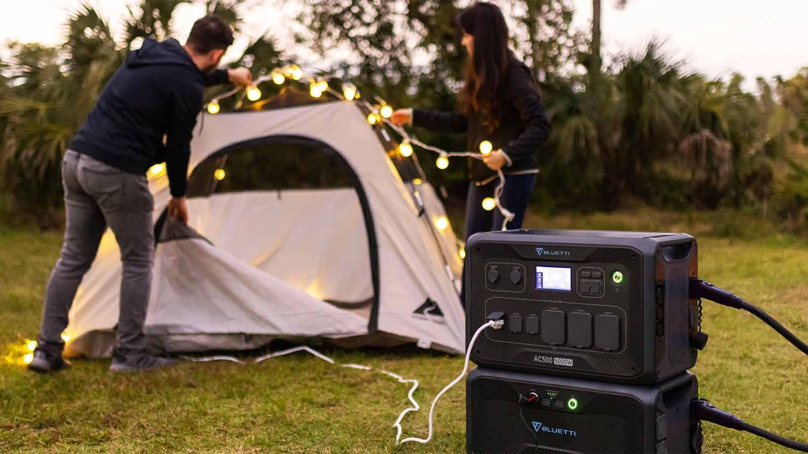 BLUETTI AC500 di luar ruangan dengan tenda.