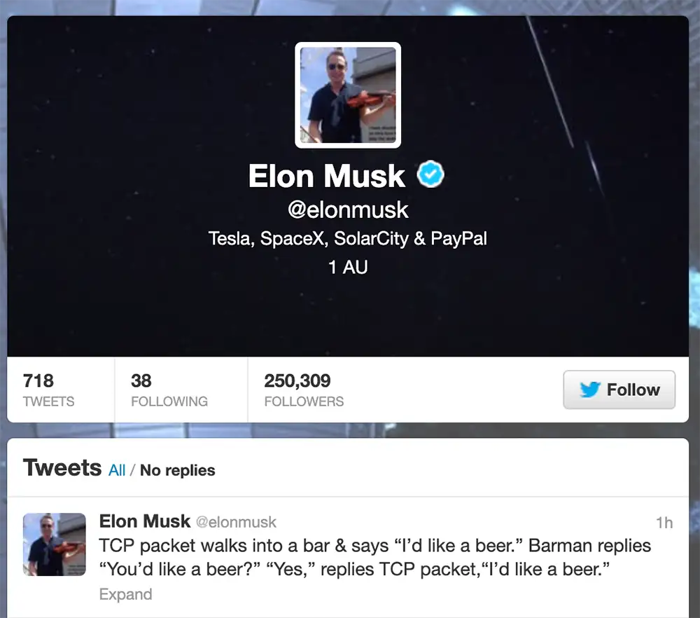 Elon のアカウントのスクリーンショットと 2013 年 6 月 9 日のツイート。ツイートは「TCP パケットがバーに足を踏み入れ、ビールが欲しいと言っています。バーマンは「ビールが好きですか?」「はい」と返信し、TCP パケットに返信します」ビールをお願いします。」