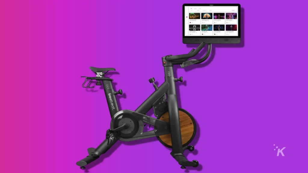 bici illuminata freebeat su uno sfondo viola