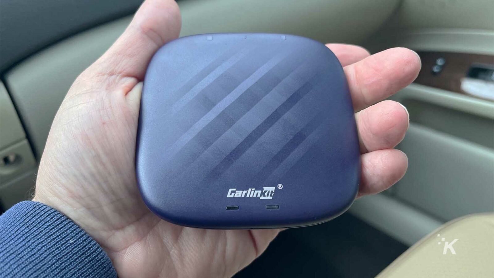 Eine Person, die das Carlinkit in der Hand hält