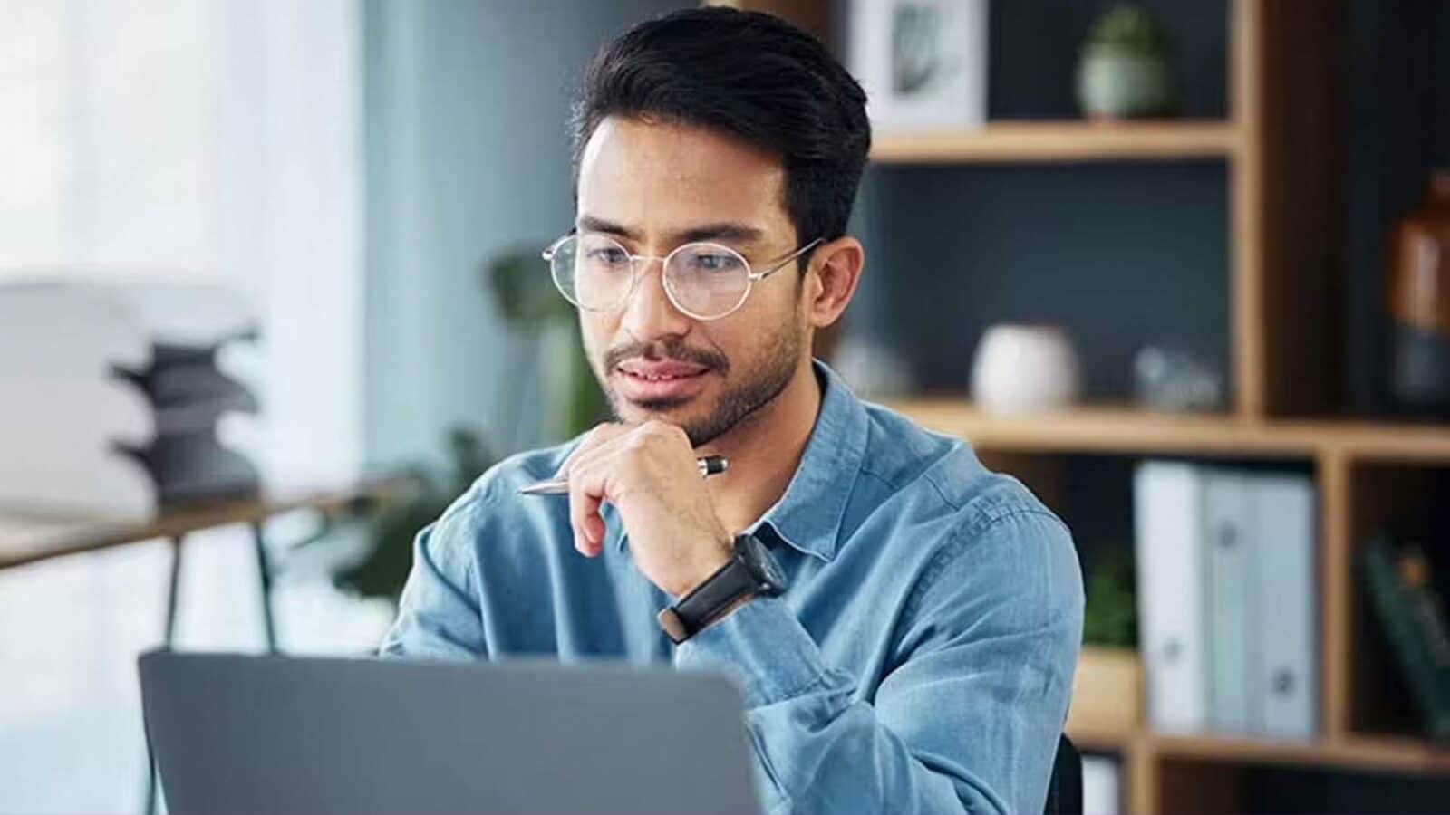 Ils regardent un ordinateur portable tout en réfléchissant.