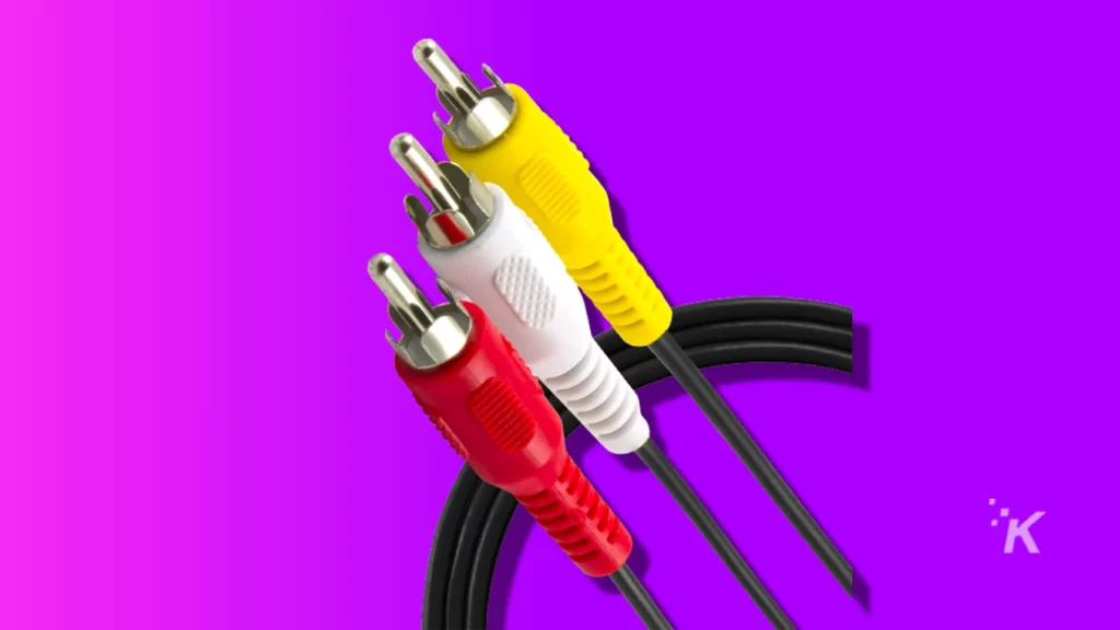 紫色背景上的 RCA 电缆图像