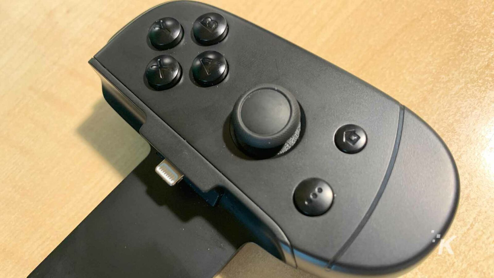 黒色のビデオ ゲーム コントローラーが使用されています。