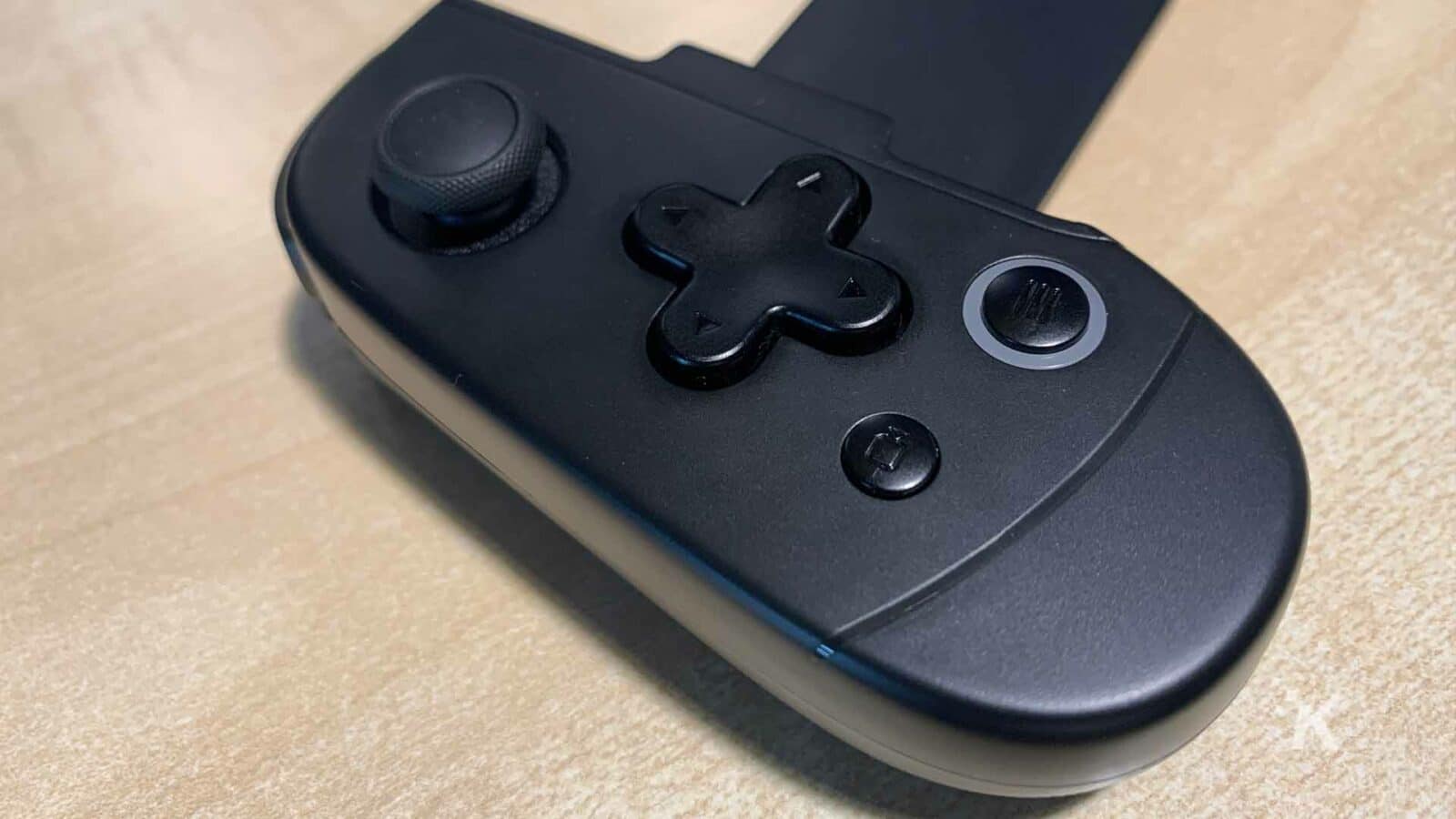 Der schwarze Videospiel-Controller wird verwendet.